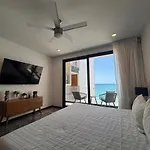 Oceanfront Condo, Roof Pool, Gym, Walk To 5Th Ave!
