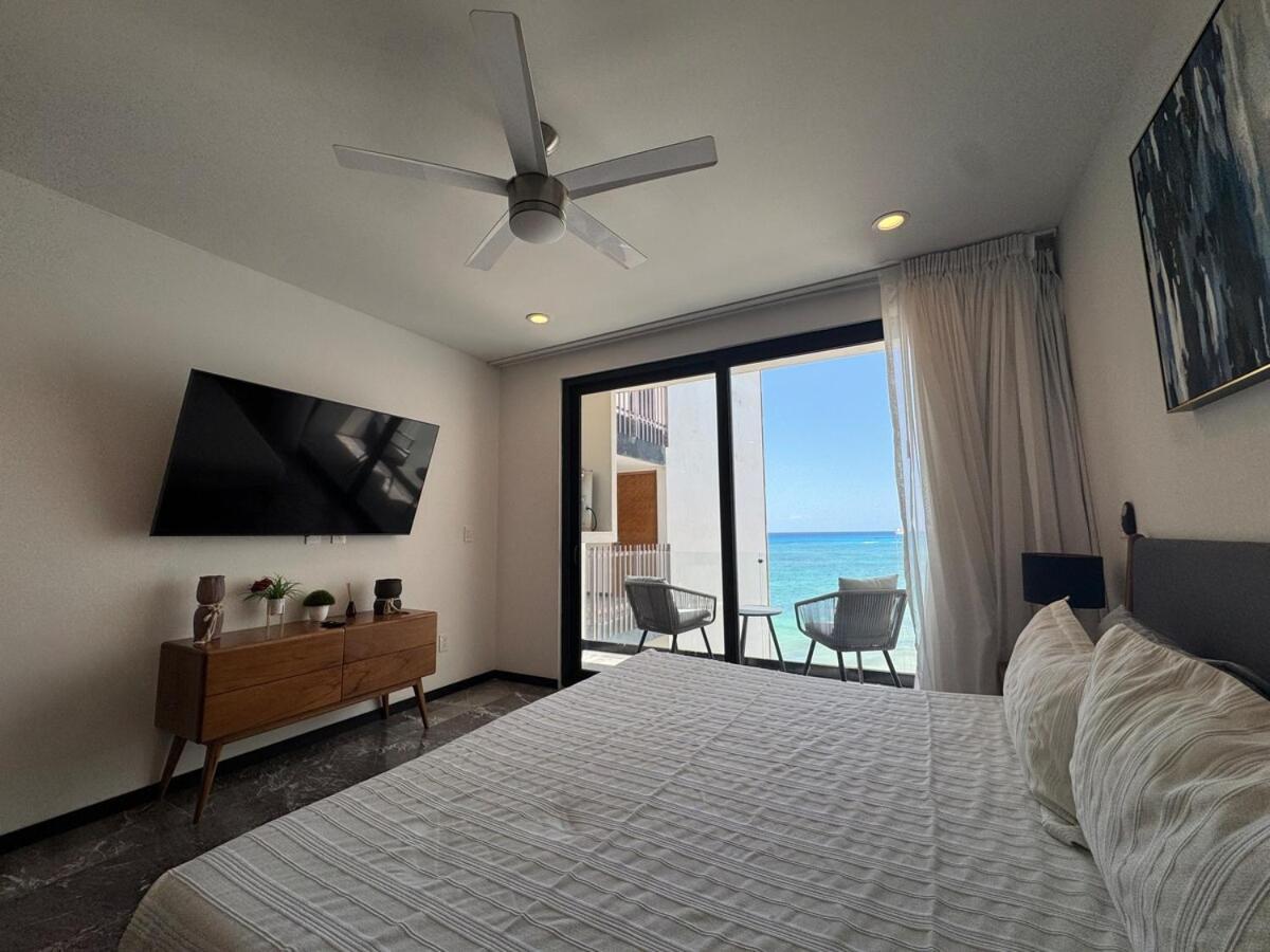 Oceanfront Condo, Roof Pool, Gym, Walk To 5th Ave! Apartamento Playa del Carmen
