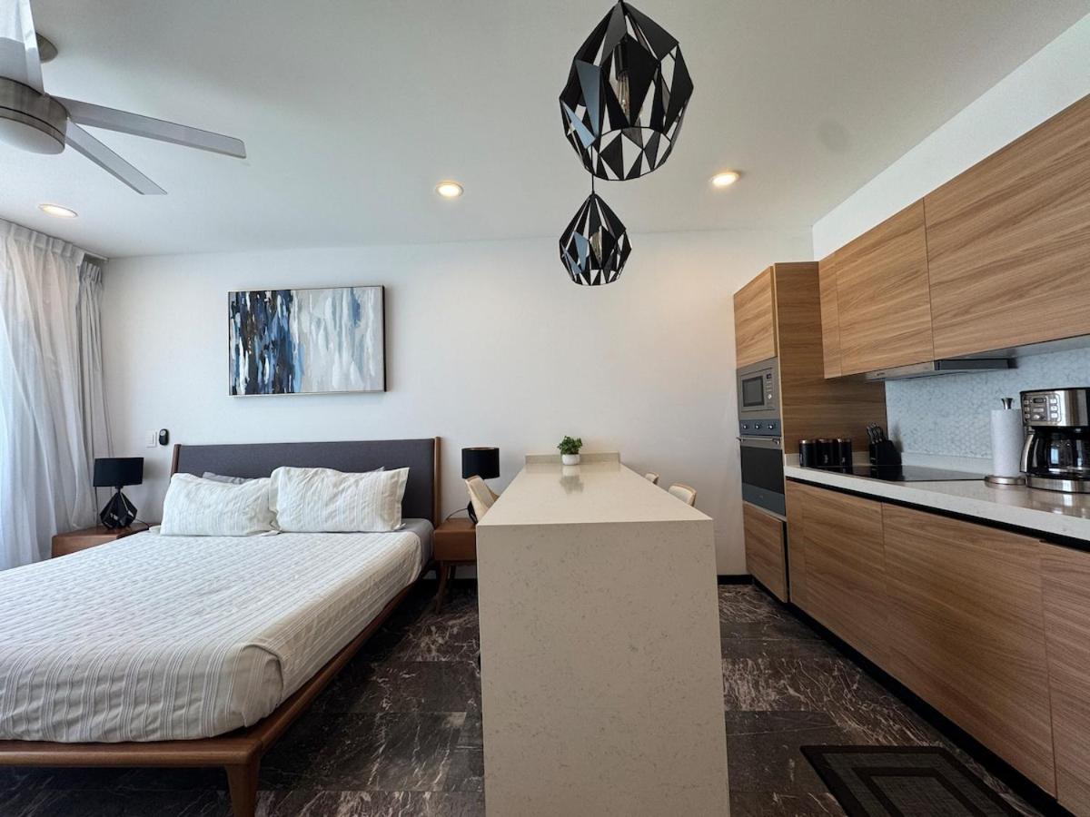 Oceanfront Condo, Roof Pool, Gym, Walk To 5th Ave! Playa del Carmen
