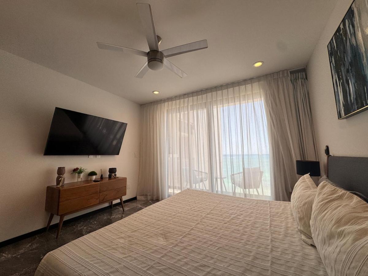 Oceanfront Condo, Roof Pool, Gym, Walk To 5th Ave! *