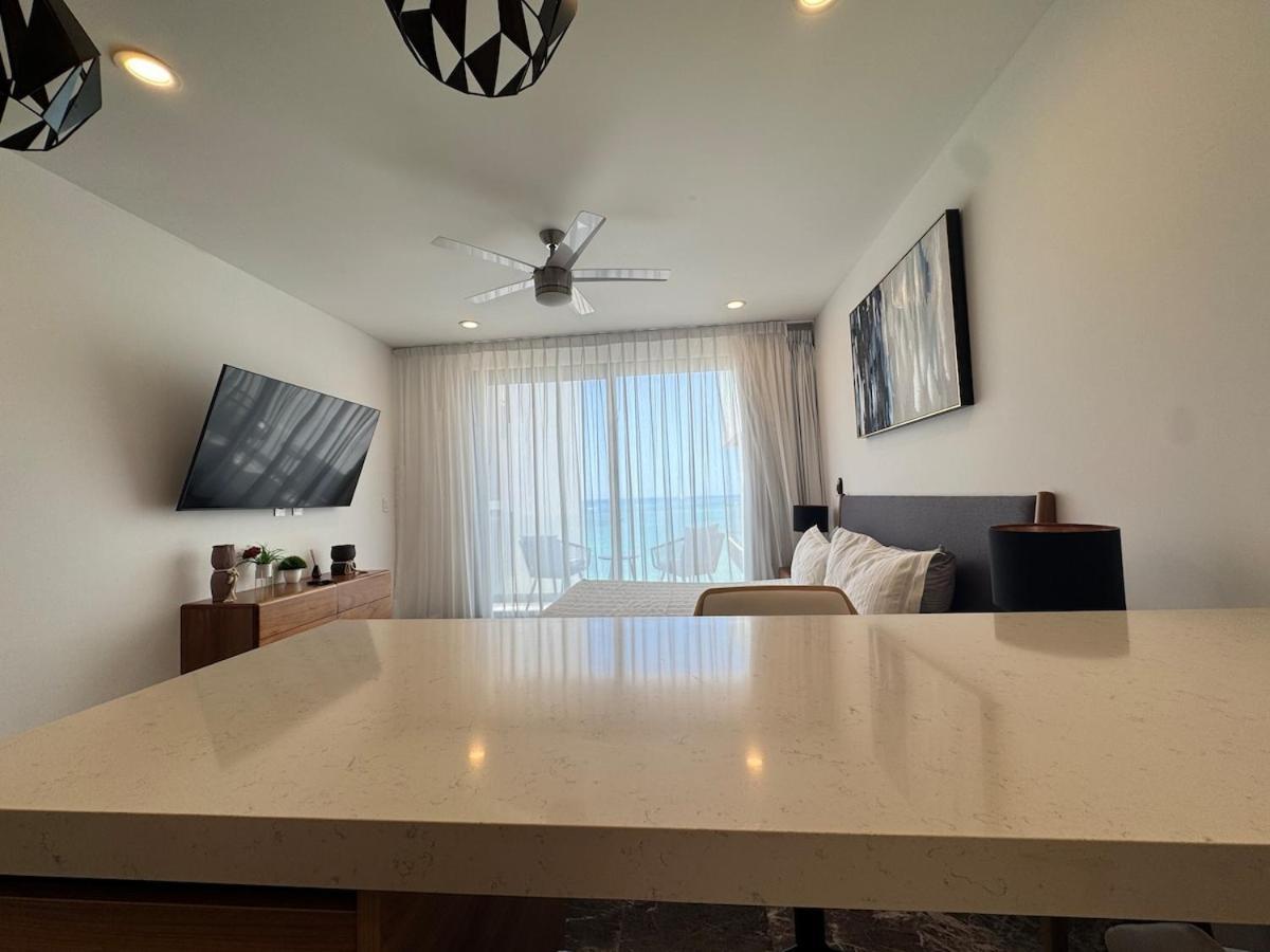 Oceanfront Condo, Roof Pool, Gym, Walk To 5th Ave! *