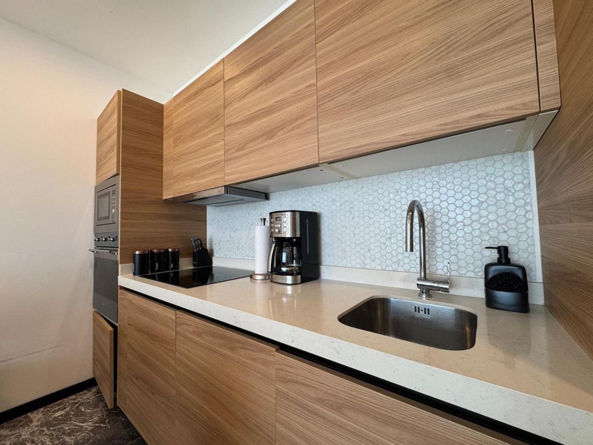 Oceanfront Condo, Roof Pool, Gym, Walk To 5th Ave!